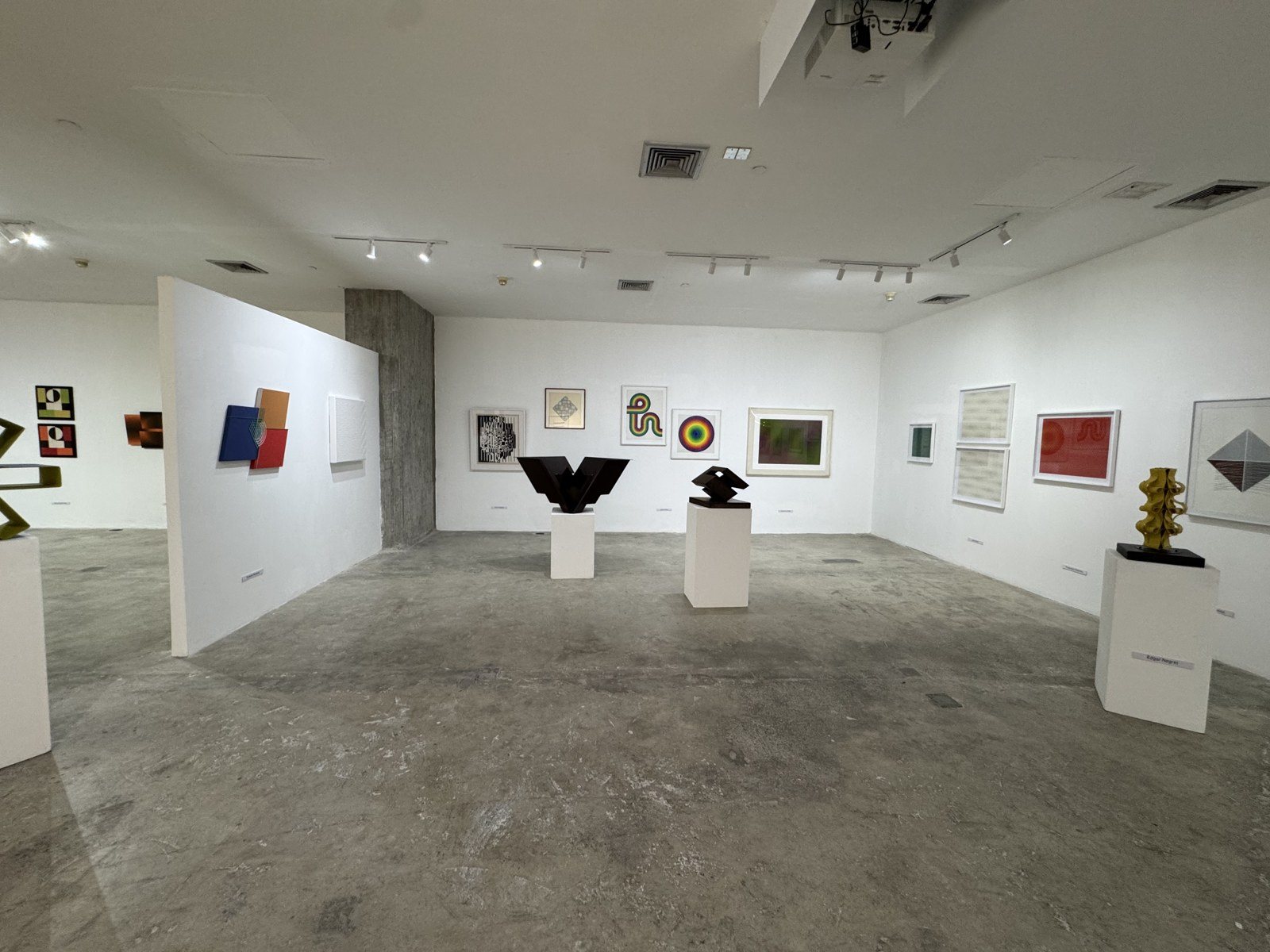 Sala de exhibición de SAGA con obras geométricas y esculturas